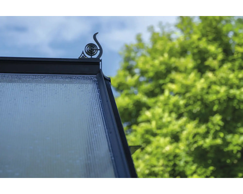 Vue détaillée du toit de serre avec moulure décorative et verre