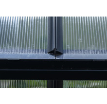 Gros plan d'une paroi de serre avec des plaques transparentes