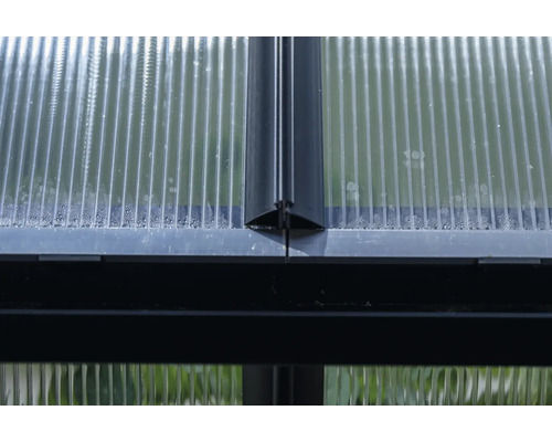 Gros plan d'une paroi de serre avec des plaques transparentes