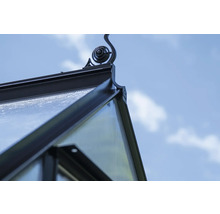 Vue détaillée du toit d'une serre avec une pointe décorative