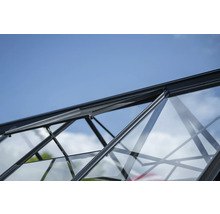 Gros plan d'une serre avec une fenêtre ouverte.