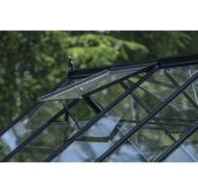 Vue détaillée du toit d'une serre avec une fenêtre ouverte pour la ventilation