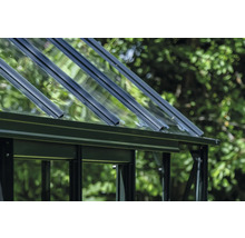 Vue détaillée d'une serre avec toit en verre et cadre métallique