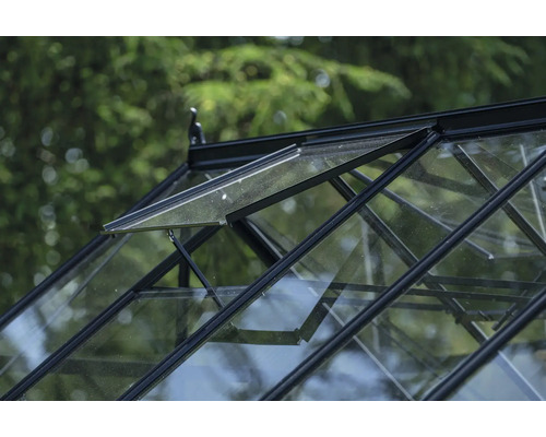 Vue détaillée du toit d'une serre avec une fenêtre ouverte pour la ventilation