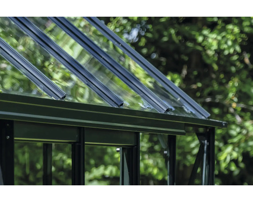 Vue détaillée d'une serre avec toit en verre et cadre métallique