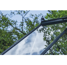 Vue détaillée d'une fenêtre de serre ouverte avec ventilation