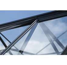 Vue détaillée d'une serre avec cadre et verre