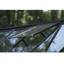 Vue détaillée d'une serre avec une fenêtre ouverte pour la ventilation.