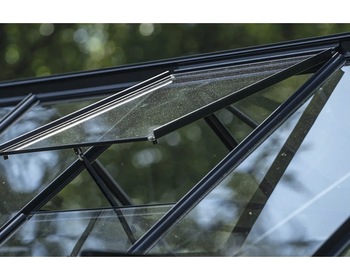 Gros plan d'une fenêtre de serre avec mécanisme d'ouverture