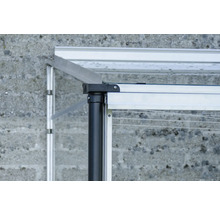 Gros plan sur un cadre de serre avec un poteau de support noir.