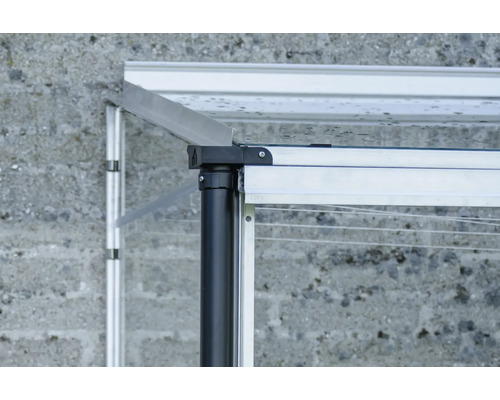 Gros plan sur un cadre de serre avec un poteau de support noir.