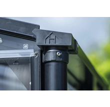 Gros plan sur un raccord d'angle d'une serre avec des vis et le logo Hornbach.