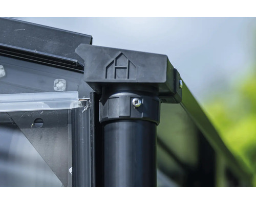 Gros plan sur un raccord d'angle d'une serre avec des vis et le logo Hornbach.