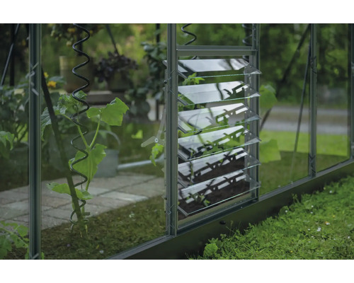 Serre avec jalousie de fenêtre pour la ventilation et support de plantes