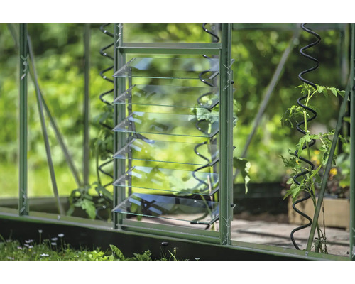 Gros plan d'une serre avec une fenêtre à lamelles pour la ventilation.