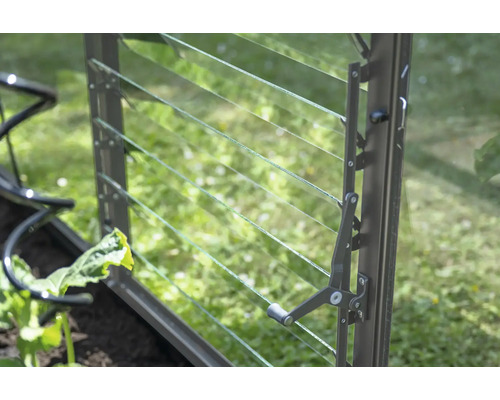 Fenêtre à lamelles avec poignée pour la ventilation dans la serre