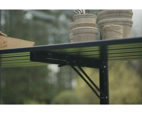 Table pliante dans la serre avec plantes et ficelle