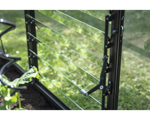 Fenêtre à lamelles d'une serre avec levier de commande