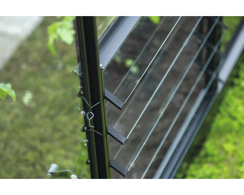 Vue détaillée d'une fenêtre de serre avec des lamelles