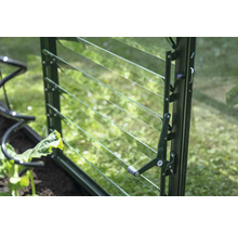 Vue détaillée d'une fenêtre de serre avec des lamelles pour la ventilation