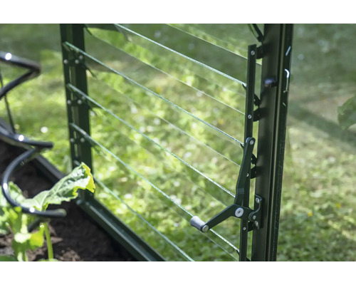 Vue détaillée d'une fenêtre de serre avec des lamelles pour la ventilation