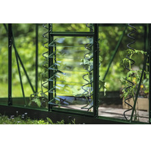 Vue détaillée d'une serre avec des jalousies de fenêtre pour la ventilation.