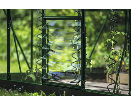 Vue détaillée d'une serre avec des jalousies de fenêtre pour la ventilation.