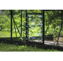 Vue détaillée d'une serre avec fenêtre à lamelles pour la ventilation