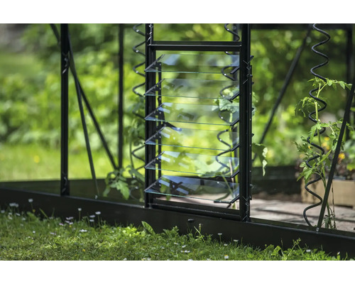 Vue détaillée d'une serre avec fenêtre à lamelles pour la ventilation