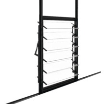 Fenêtre à jalousies avec cadre noir et lames transparentes