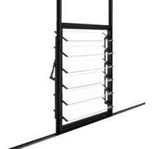 Fenêtre à jalousies avec cadre et lamelles de verre horizontales