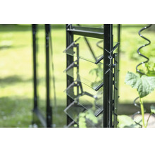 Gros plan d'une serre avec fenêtre à lamelles pour la ventilation