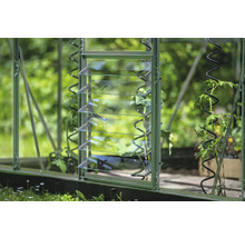 Gros plan d'une serre avec une fenêtre à lamelles pour la ventilation.