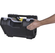 Organiseur d'outils Stanley FATMAX en plastique, à moitié ouvert avec une main.