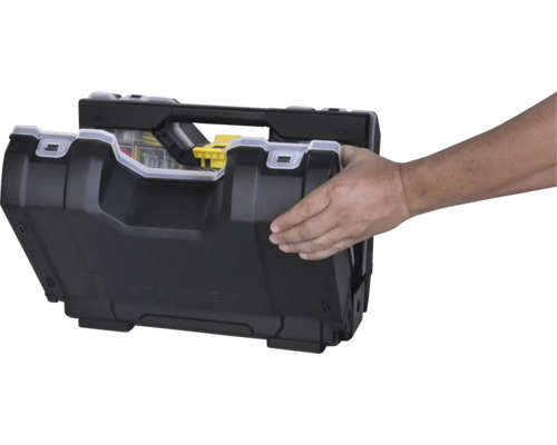 Organiseur d'outils Stanley FATMAX en plastique, à moitié ouvert avec une main.