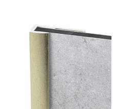 Detailaufnahme einer grauen Wandfliese mit goldfarbenem Rahmen