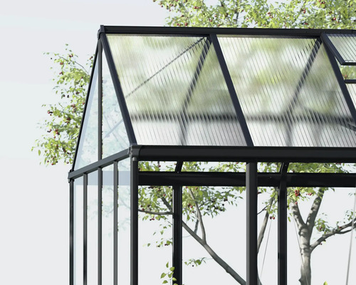 Detailansicht eines Gewächshauses mit Stahlrahmen und transparenten Paneelen