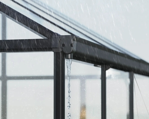 Detailaufnahme eines Gewächshauses bei Regenwetter mit Wasserablauf
