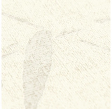 Detailaufnahme einer Vliestapete mit Blattmuster und strukturierter Oberfläche.
