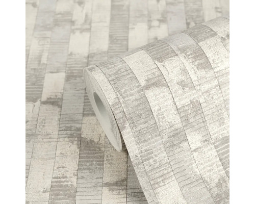 Papier peint intissé avec motif à rayures verticales aspect pierre ou bois, gris clair structuré.