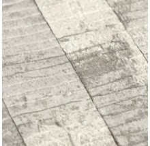 Papier peint structuré avec motif à rayures horizontales et surface au reflet métallique.