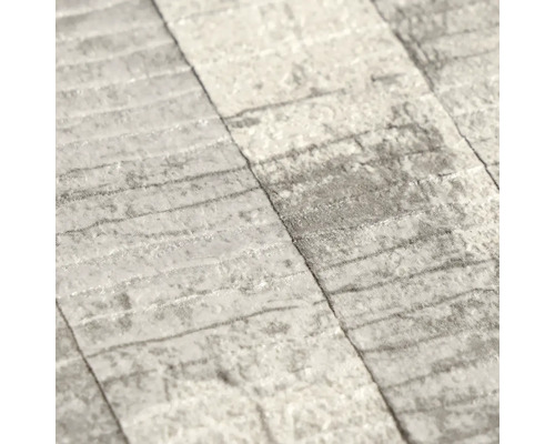 Papier peint structuré avec motif à rayures horizontales et surface au reflet métallique.