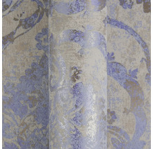 Vliestapete mit floralem Damast-Muster und Metallic-Effekt.