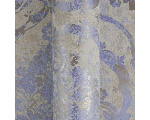 Vliestapete mit floralem Damast-Muster und Metallic-Effekt.