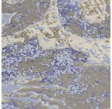 Strukturierte Tapete mit abstraktem Muster in Blau und Weiß, Marmor-Optik und silbernen Glitzer-Elementen.