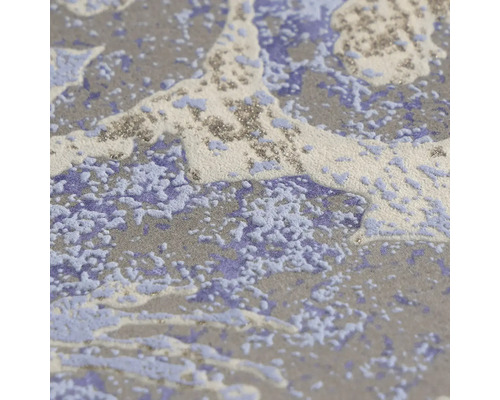 Strukturierte Tapete mit abstraktem Muster in Blau und Weiß, Marmor-Optik und silbernen Glitzer-Elementen.