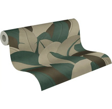 Tapetenrolle mit großflächigem Bananenblatt-Muster in verschiedenen Grün-, Beige- und Brauntönen, strukturierte Oberfläche.