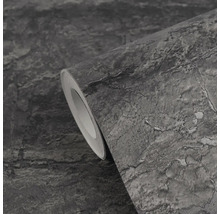 Papier peint intissé aspect pierre, gris foncé, surface structurée avec fissures, vue détaillée d'un rouleau.