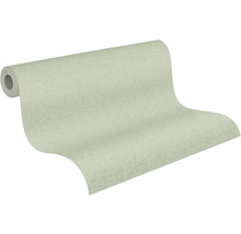 Teilweise ausgerollte hellgrüne Tapete mit feiner Textilstruktur.