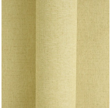 Strukturierte beige Tapete mit feiner Leinenoptik und vertikaler Linienführung.